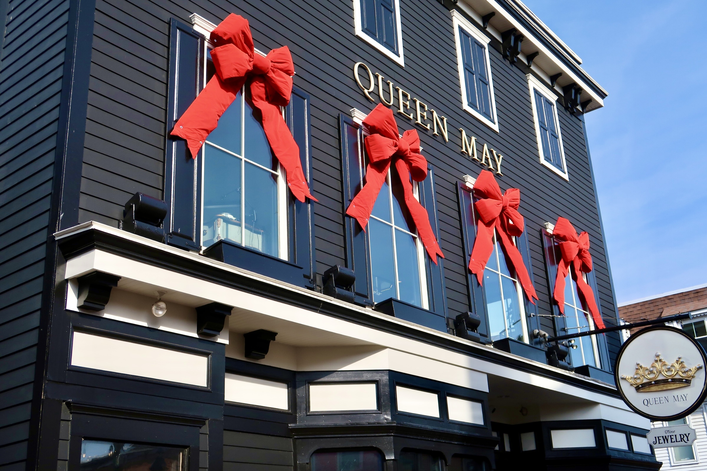 Big ribbons on the windows of Queen May during Christmas