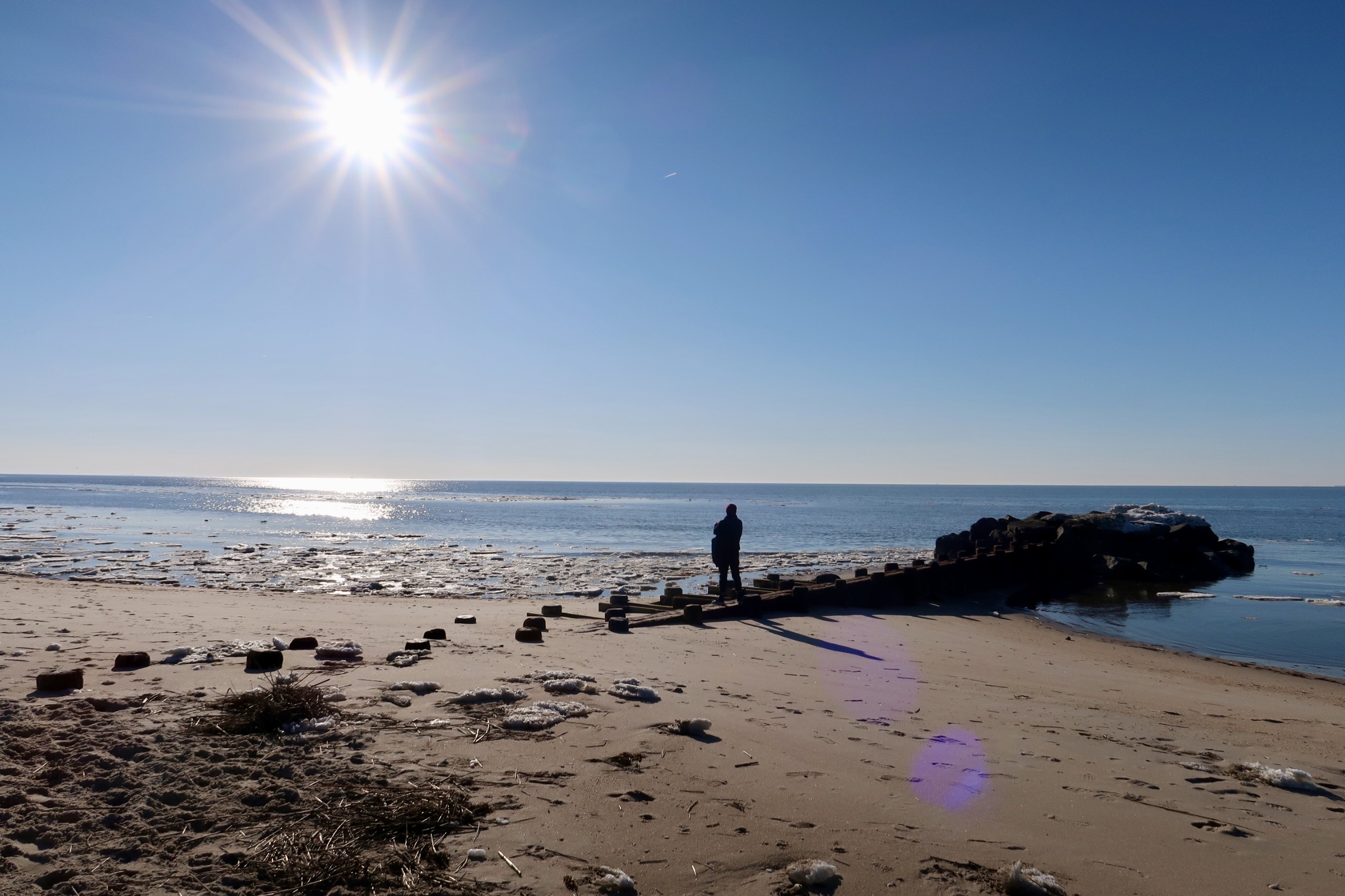 Snow sludge in the water at the Delaware Bay