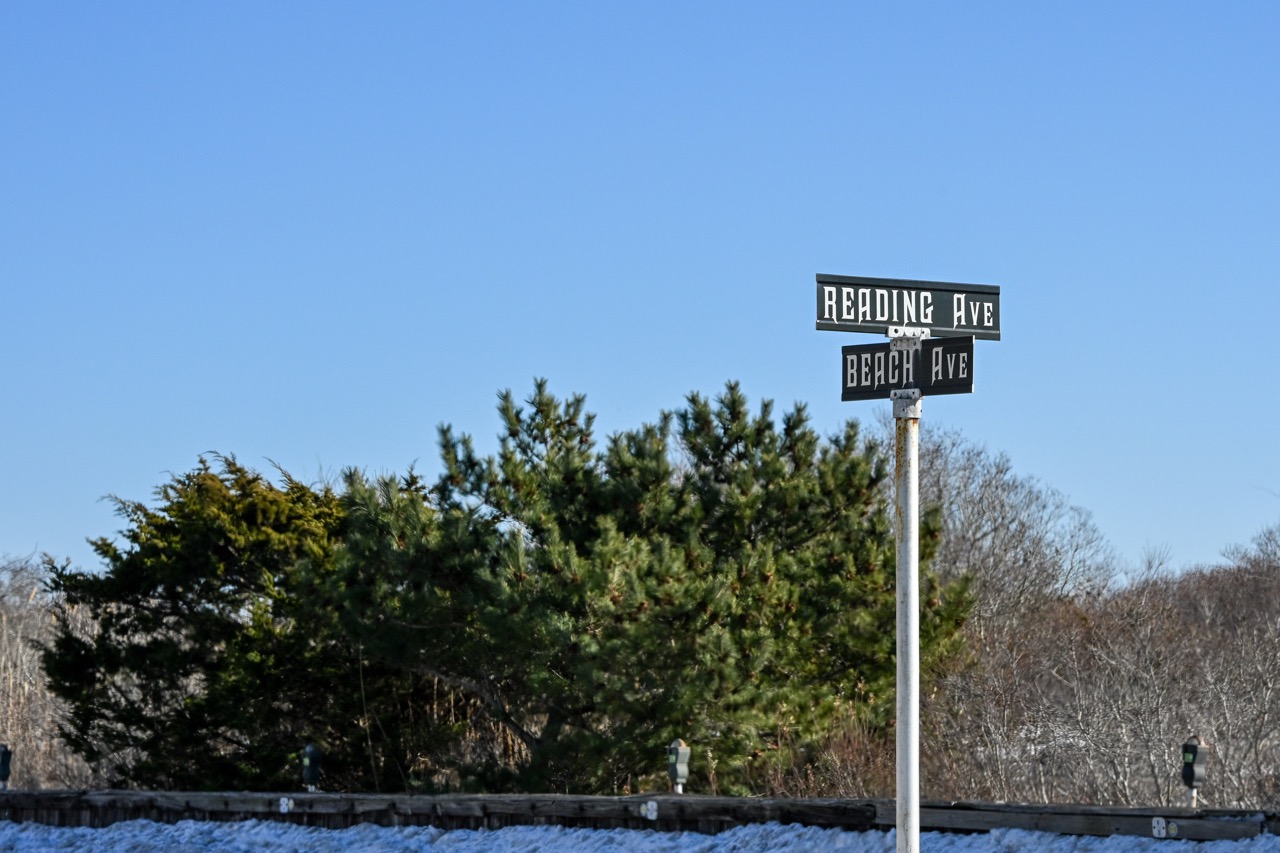 Beach Ave & Reading Ave street signs