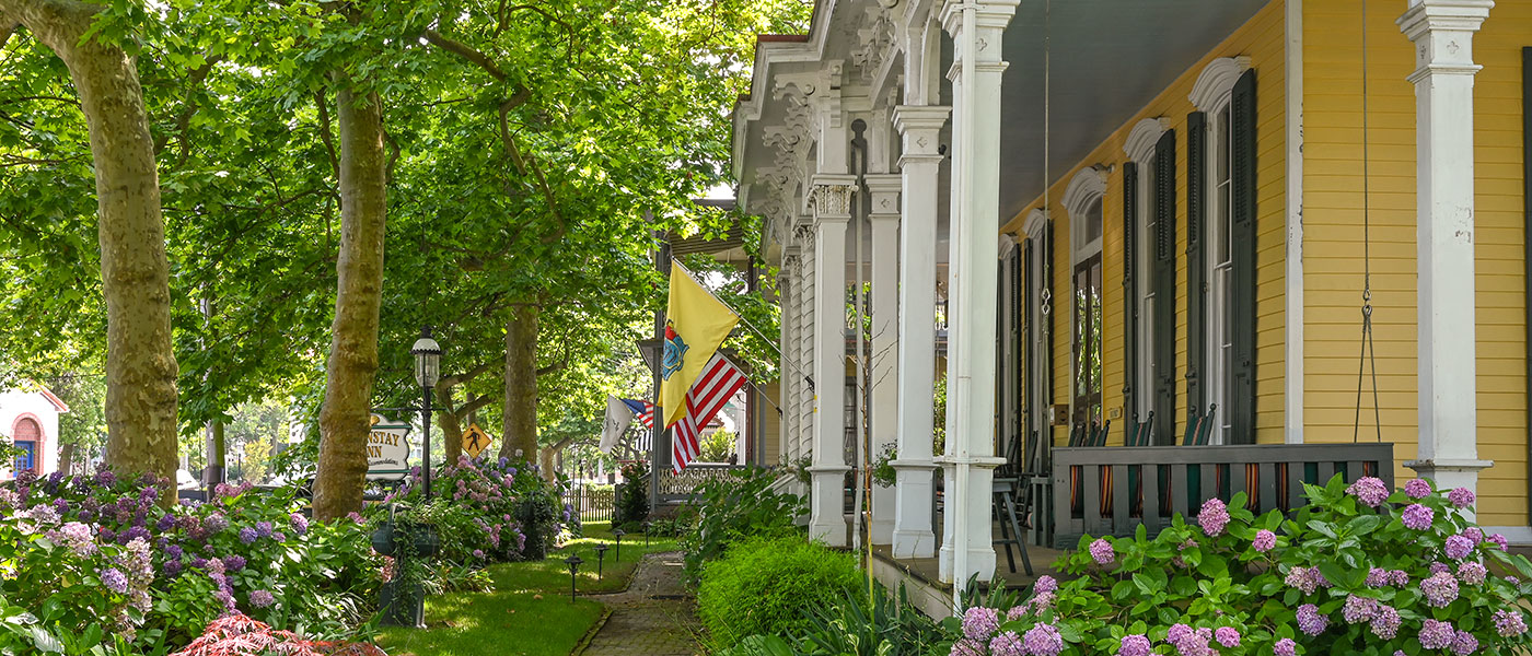 side view of the historic Mainstay Inn